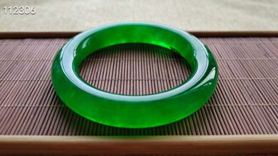 龙石种帝王绿翡翠手镯一对，水头超好，超级完美，114.5/111.4 龙石种帝王绿翡翠手镯一对，水头超好，超级完美，114.5/111.4