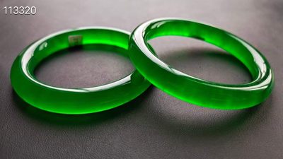 龙石种帝王绿翡翠手镯一对，水头超好，超级完美，重73.5/78克 龙石种帝王绿翡翠手镯一对，水头超好，超级完美，重73.5/78克