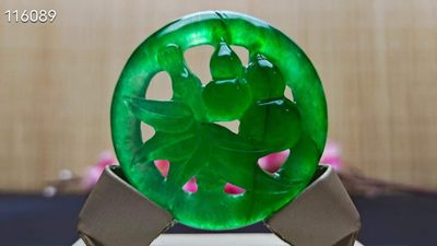 龙石种帝王绿翡翠镂空挂件，整料雕刻，水头超好，超级完美，起莹光 龙石种帝王绿翡翠镂空挂件，整料雕刻，水头超好，超级完美，起莹光