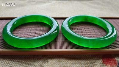 龙石种帝王绿翡翠手镯一对，水头超好，超级完美，114.5/111.4 龙石种帝王绿翡翠手镯一对，水头超好，超级完美，114.5/111.4
