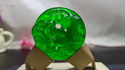 顶级龙石种帝王绿翡翠挂件，整料镂空雕刻，水头超好，超级完美 顶级龙石种帝王绿翡翠挂件，整料镂空雕刻，水头超好，超级完美