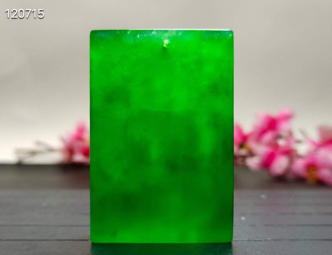 顶级龙石种帝王绿翡翠佛挂件，整料雕刻，水头超好，超级完美，重101.9克
