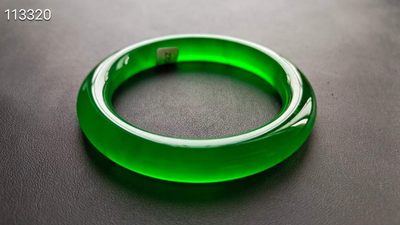 龙石种帝王绿翡翠手镯一对，水头超好，超级完美，重73.5/78克 龙石种帝王绿翡翠手镯一对，水头超好，超级完美，重73.5/78克