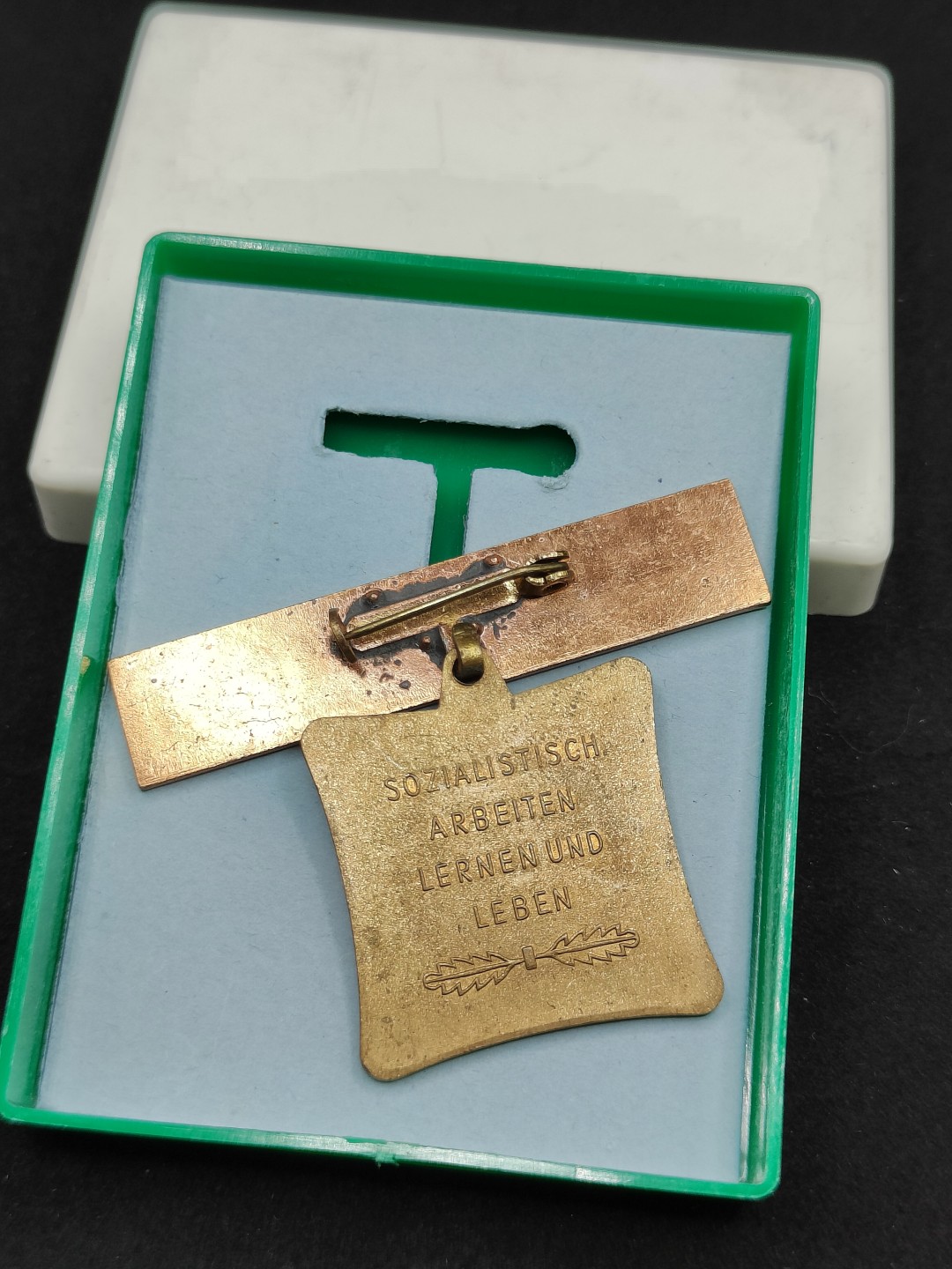 全场0元起拍 第48期 咸鱼国勋章拍卖专场 4月19日（周三）下午6：00开始 东德集体劳动荣誉称号奖章 三次获得