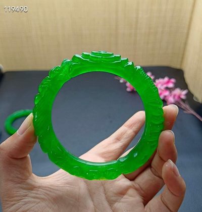 顶级龙石种祖母绿翡翠雕花手镯一对，满工雕刻，超级完美，水头超好，莹光感超强，重70.7/71克，口径61 顶级龙石种祖母绿翡翠雕花手镯一对，满工雕刻，超级完美，水头超好，莹光感超强，重70.7/71克，口径61