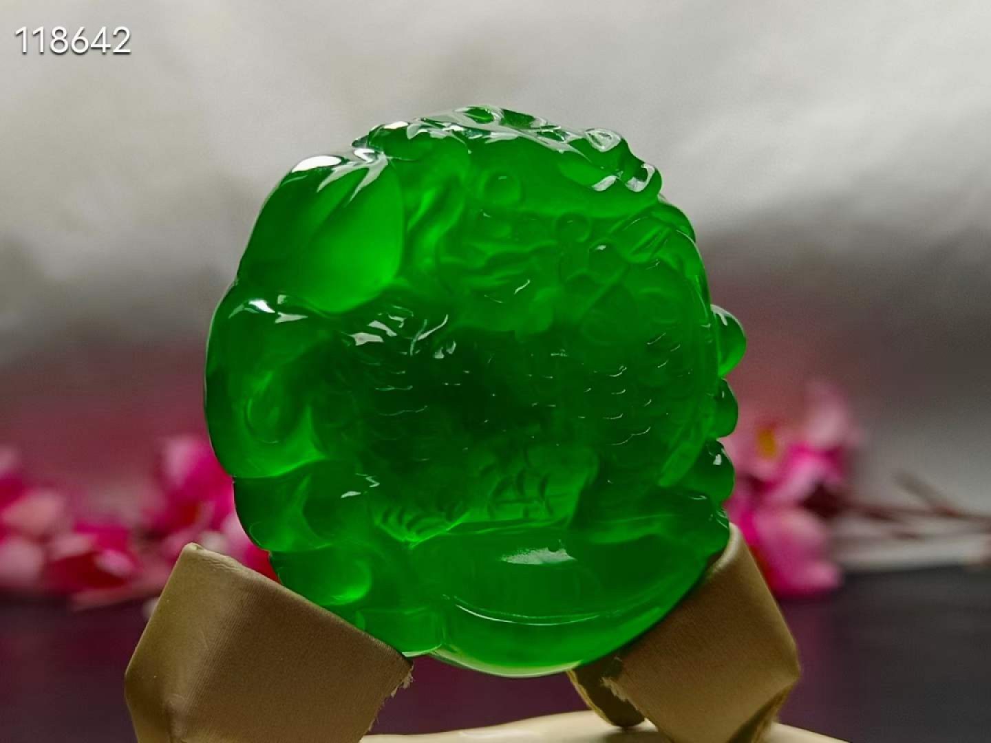 顶级龙石种祖母绿翡翠“瑞兽呈祥”挂件，整料雕刻，水头超好，超级完美，高浮雕，重73.7克
