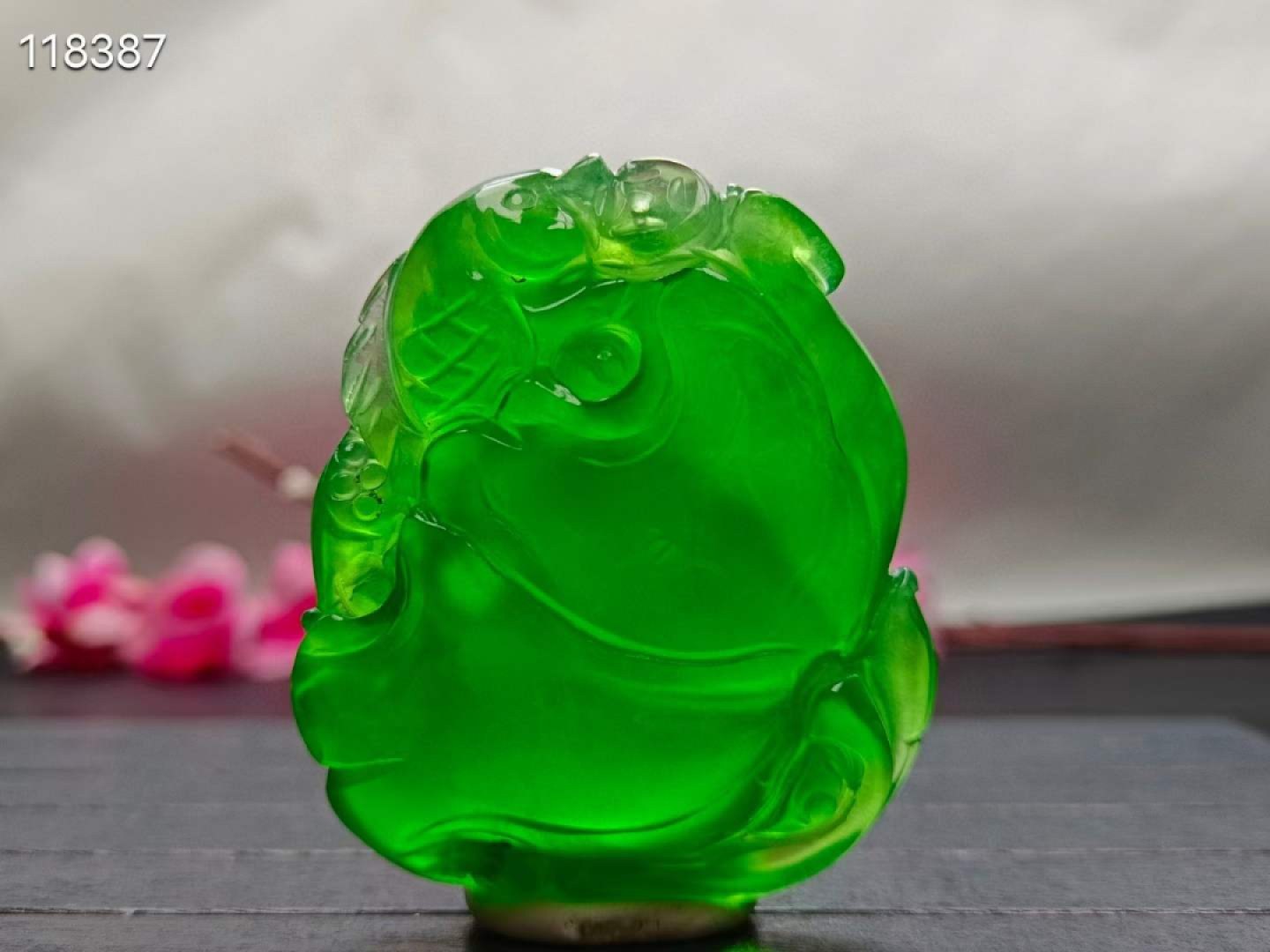 超大超厚顶级龙石种帝王绿翡翠“年年有余”挂件，整料雕刻，莹光感超强，水头超好，超级完美，重77.7克