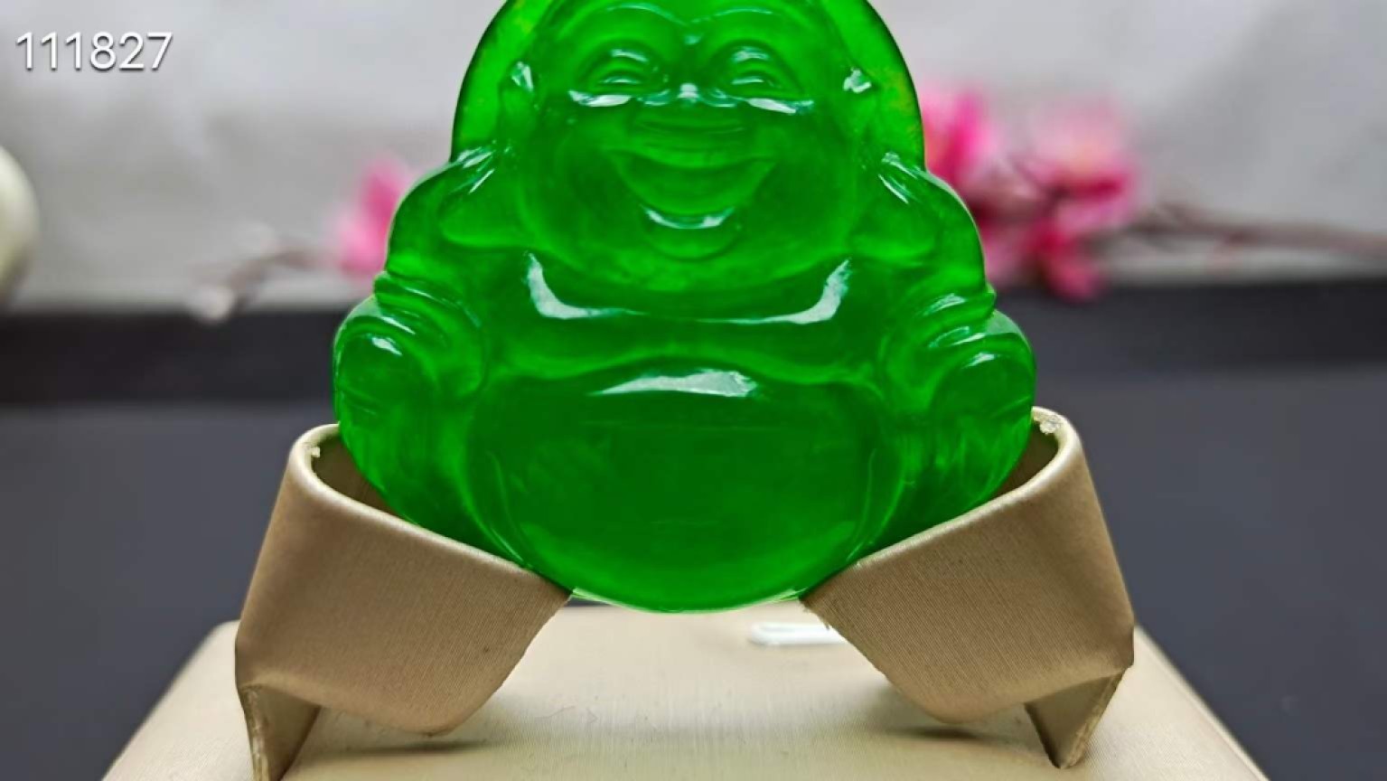 冰种帝王绿翡翠弥勒佛挂件，整料雕刻，水头超好，完美