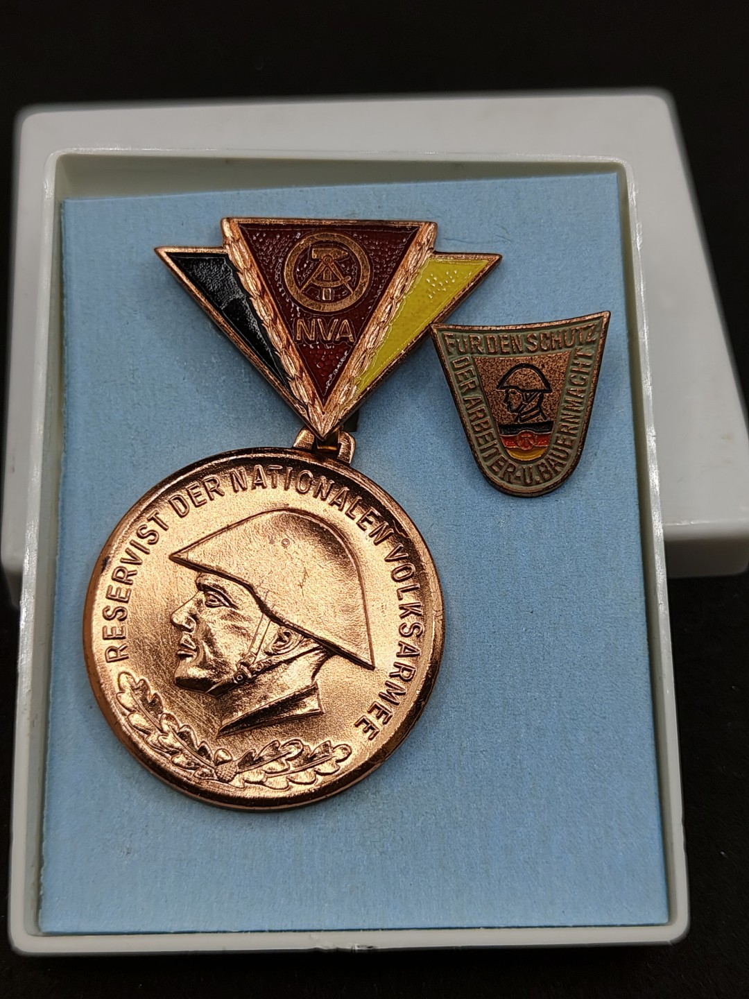 全场0元起拍 第48期 咸鱼国勋章拍卖专场 4月19日（周三）下午6：00开始 东德预备役证章 带略章