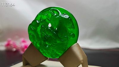 顶级龙石种帝王绿翡翠挂件，整料镂空雕刻，水头超好，超级完美 顶级龙石种帝王绿翡翠挂件，整料镂空雕刻，水头超好，超级完美