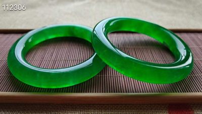 龙石种帝王绿翡翠手镯一对，水头超好，超级完美，114.5/111.4 龙石种帝王绿翡翠手镯一对，水头超好，超级完美，114.5/111.4