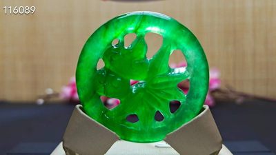 龙石种帝王绿翡翠镂空挂件，整料雕刻，水头超好，超级完美，起莹光 龙石种帝王绿翡翠镂空挂件，整料雕刻，水头超好，超级完美，起莹光
