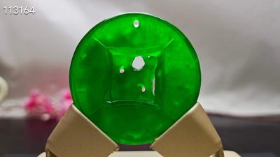 顶级龙石种帝王绿翡翠挂件，整料镂空雕刻，水头超好，超级完美 顶级龙石种帝王绿翡翠挂件，整料镂空雕刻，水头超好，超级完美