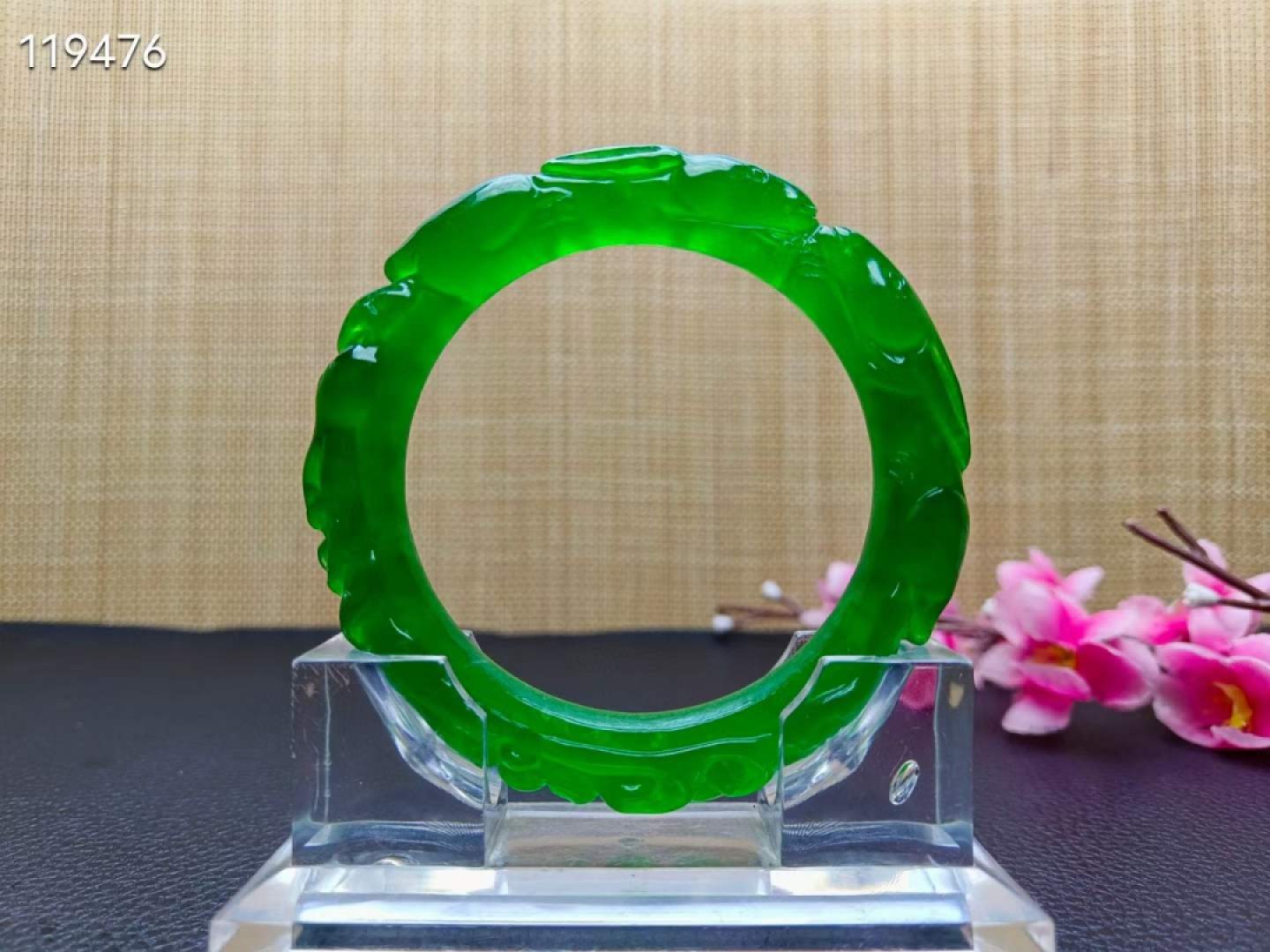 顶级龙石种祖母绿翡翠雕花手镯一对，满工雕刻，超级完美，水头超好，莹光感超强，重74.9/78.2克，口径60