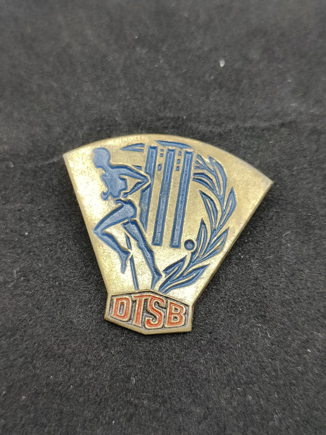 全场0元起拍 第48期 咸鱼国勋章拍卖专场 4月19日（周三）下午6：00开始 东德dtsb三级运动员证章