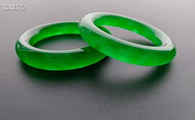 龙石种帝王绿翡翠手镯一对，水头超好，超级完美 93.2/91.2克，口径54/56.5 龙石种帝王绿翡翠手镯一对，水头超好，超级完美 93.2/91.2克，口径54/56.5