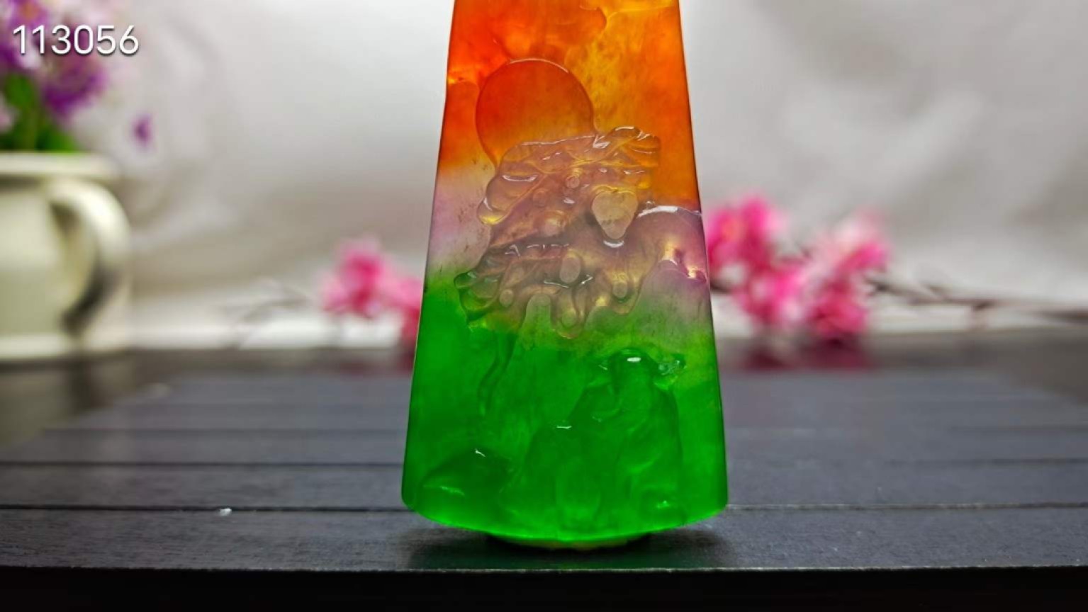顶级龙石种多彩翡翠挂件，整料雕刻，水头超好，超级完美