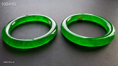 龙石种帝王绿翡翠手镯一对，水头超好，超级完美80.7/78.9 龙石种帝王绿翡翠手镯一对，水头超好，超级完美80.7/78.9