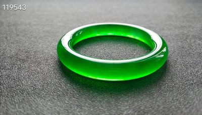 龙石种帝王绿翡翠手镯一对，水头超好，超级完美，莹光感超强，重81.9/77.3克 龙石种帝王绿翡翠手镯一对，水头超好，超级完美，莹光感超强，重81.9/77.3克