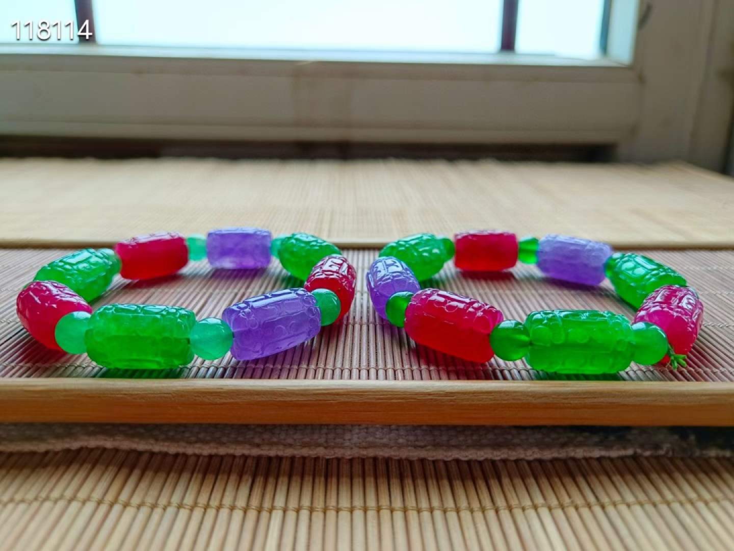 顶级龙石种多彩翡翠手串一对，水头超好，超级完美，满工整料雕刻