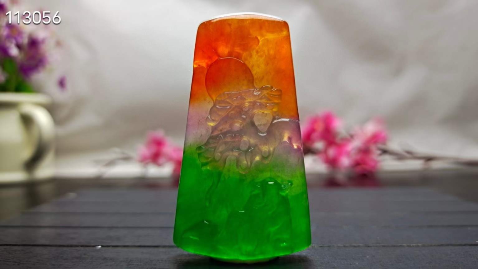 顶级龙石种多彩翡翠挂件，整料雕刻，水头超好，超级完美