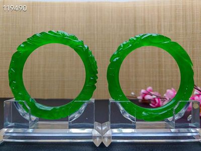 顶级龙石种祖母绿翡翠雕花手镯一对，满工雕刻，超级完美，水头超好，莹光感超强，重70.7/71克，口径61 顶级龙石种祖母绿翡翠雕花手镯一对，满工雕刻，超级完美，水头超好，莹光感超强，重70.7/71克，口径61