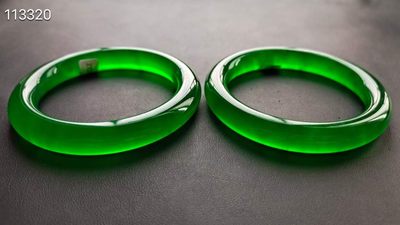 龙石种帝王绿翡翠手镯一对，水头超好，超级完美，重73.5/78克 龙石种帝王绿翡翠手镯一对，水头超好，超级完美，重73.5/78克