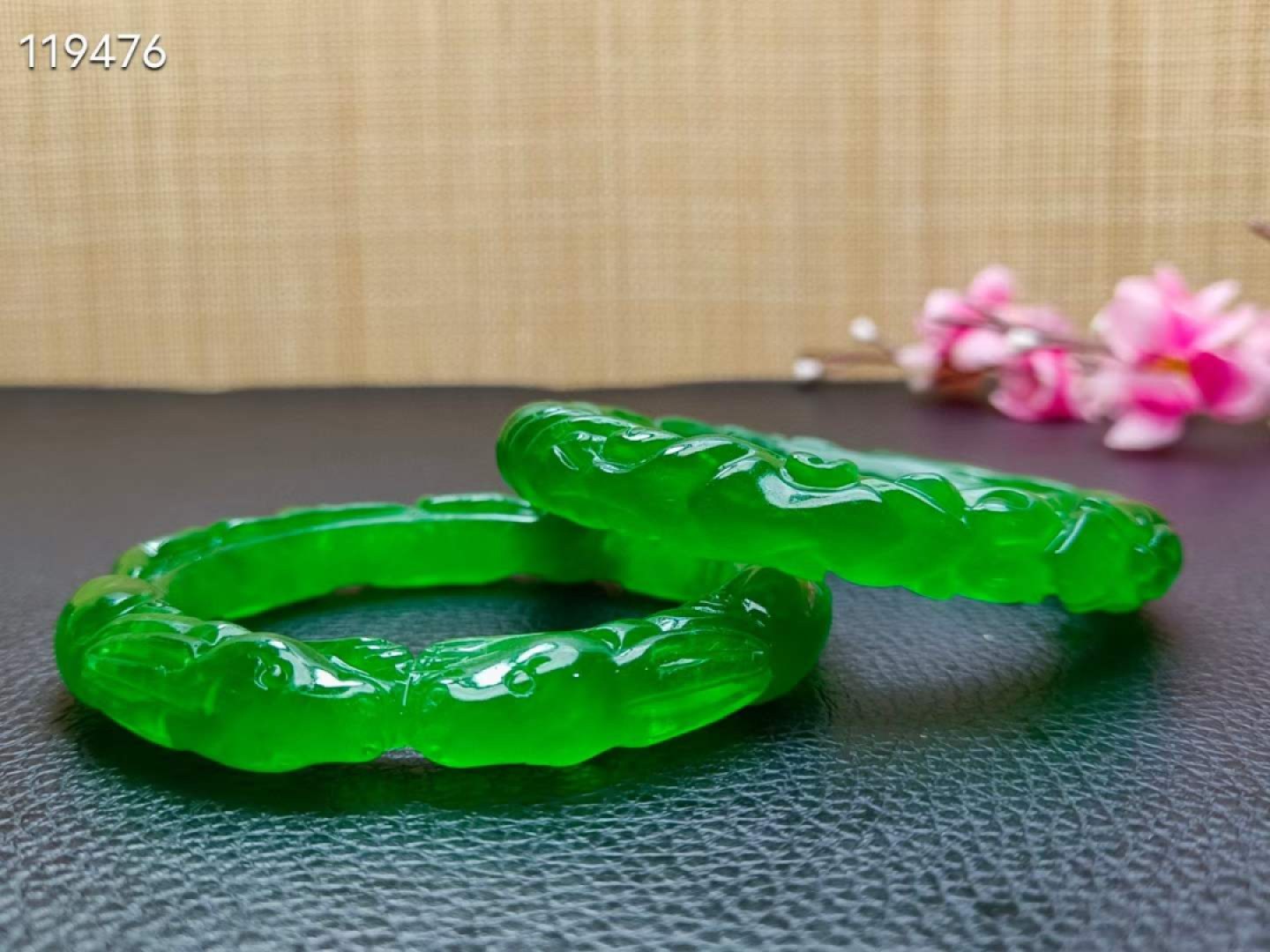 顶级龙石种祖母绿翡翠雕花手镯一对，满工雕刻，超级完美，水头超好，莹光感超强，重74.9/78.2克，口径60