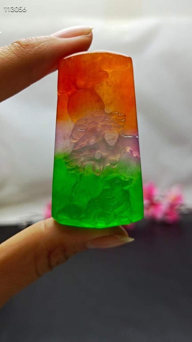 顶级龙石种多彩翡翠挂件，整料雕刻，水头超好，超级完美