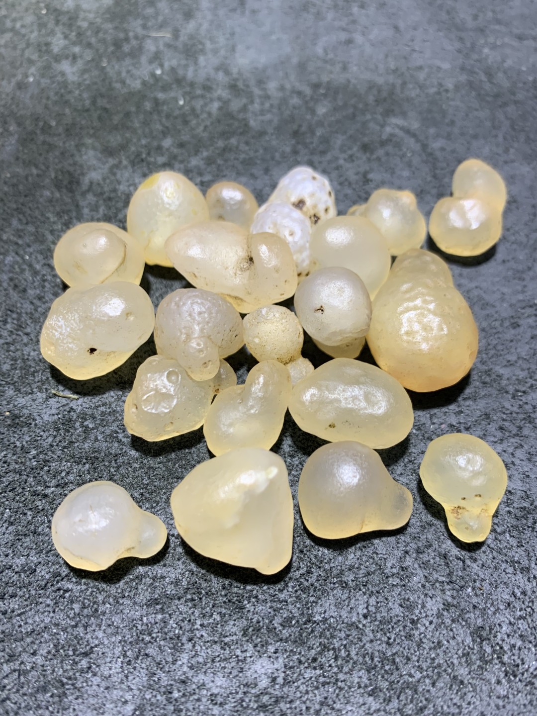 精美天然戈壁白玛瑙葫芦形原石一组，