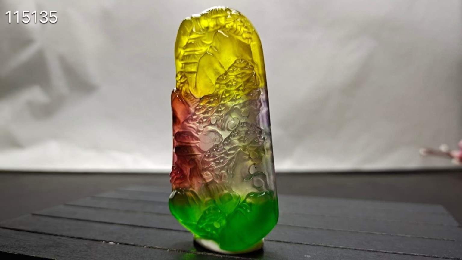 顶级龙石种多彩超大超厚翡翠山水牌，整料雕刻，水头超好，超级完美，重71.5克