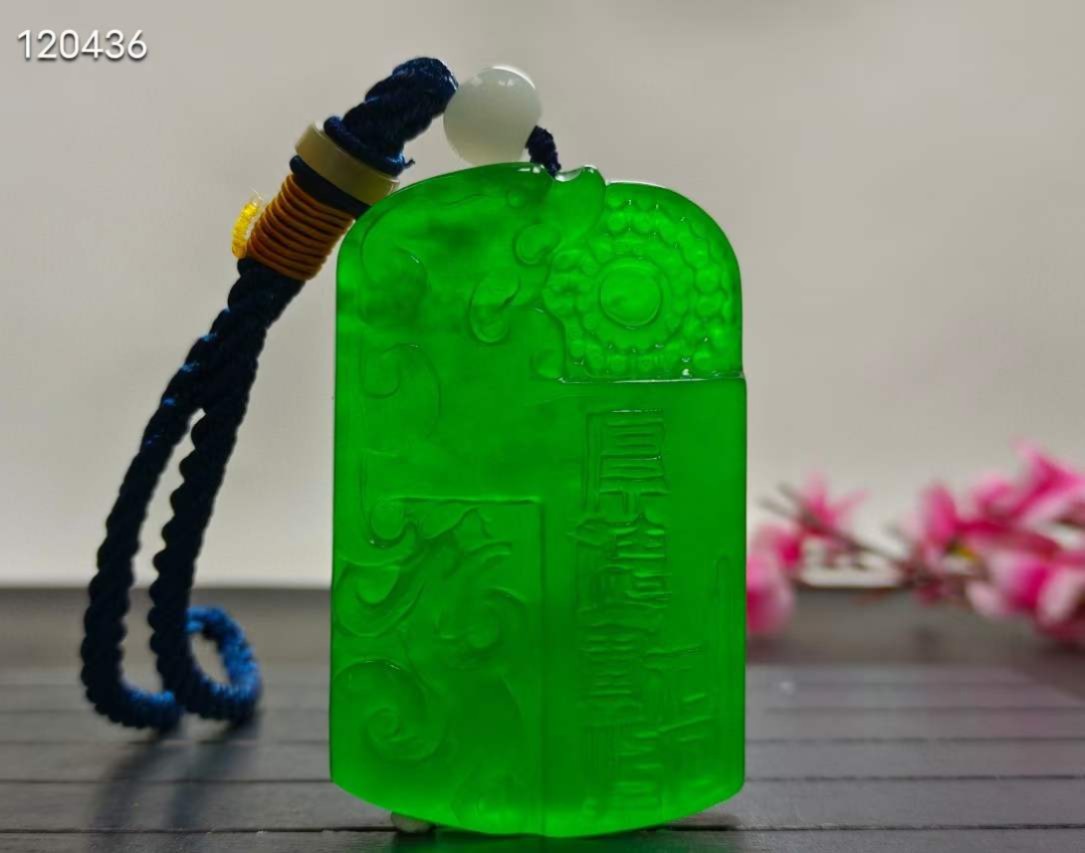 顶级龙石种帝王绿翡翠手把件，水头超好，整料雕刻，超级完美，重98克