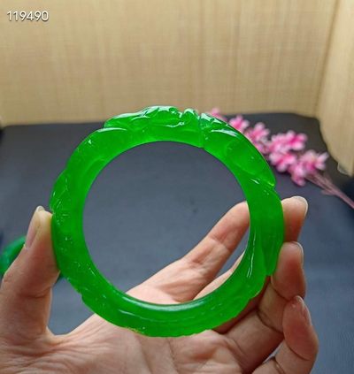 顶级龙石种祖母绿翡翠雕花手镯一对，满工雕刻，超级完美，水头超好，莹光感超强，重70.7/71克，口径61 顶级龙石种祖母绿翡翠雕花手镯一对，满工雕刻，超级完美，水头超好，莹光感超强，重70.7/71克，口径61
