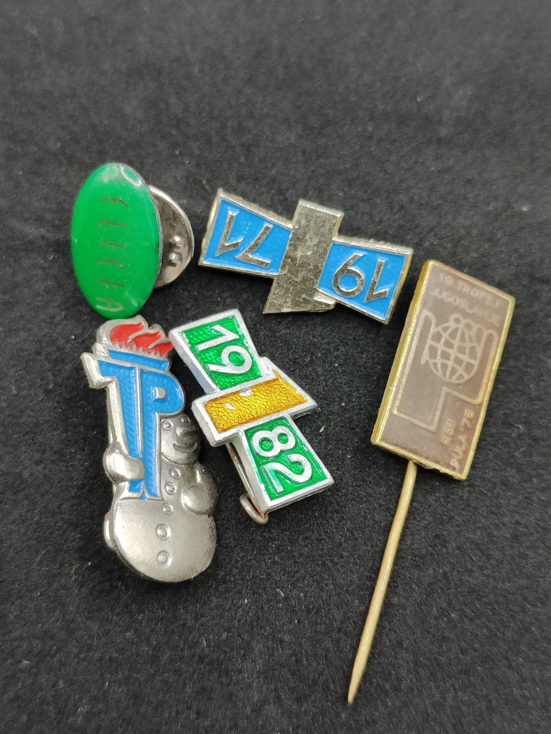 全场0元起拍 第48期 咸鱼国勋章拍卖专场 4月19日（周三）下午6：00开始 东德徽章一组