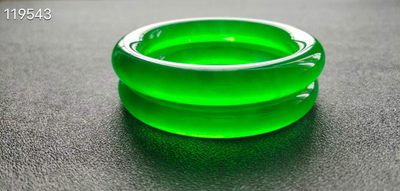 龙石种帝王绿翡翠手镯一对，水头超好，超级完美，莹光感超强，重81.9/77.3克 龙石种帝王绿翡翠手镯一对，水头超好，超级完美，莹光感超强，重81.9/77.3克