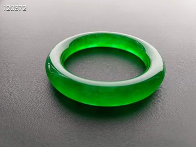 龙石种帝王绿翡翠手镯一对，水头超好，超级完美 93.2/91.2克，口径54/56.5 龙石种帝王绿翡翠手镯一对，水头超好，超级完美 93.2/91.2克，口径54/56.5