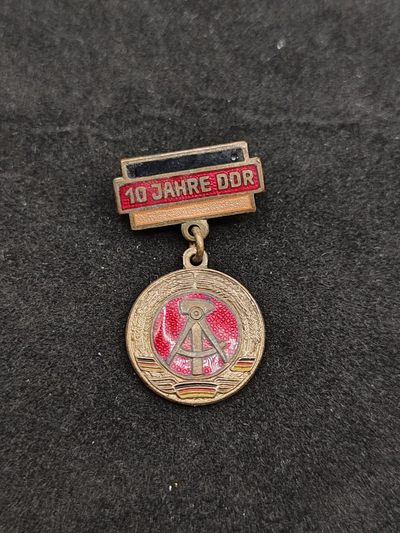 全场0元起拍 第48期 咸鱼国勋章拍卖专场 4月19日（周三）下午6：00开始 - 东德建国10周年纪念珐琅章 早期