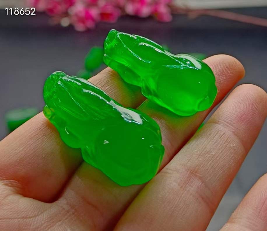 顶级龙石种帝王绿翡翠貔貅挂件，整、料雕刻，水头超好，超级完美（单个售价）