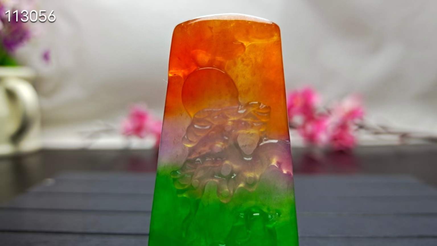 顶级龙石种多彩翡翠挂件，整料雕刻，水头超好，超级完美