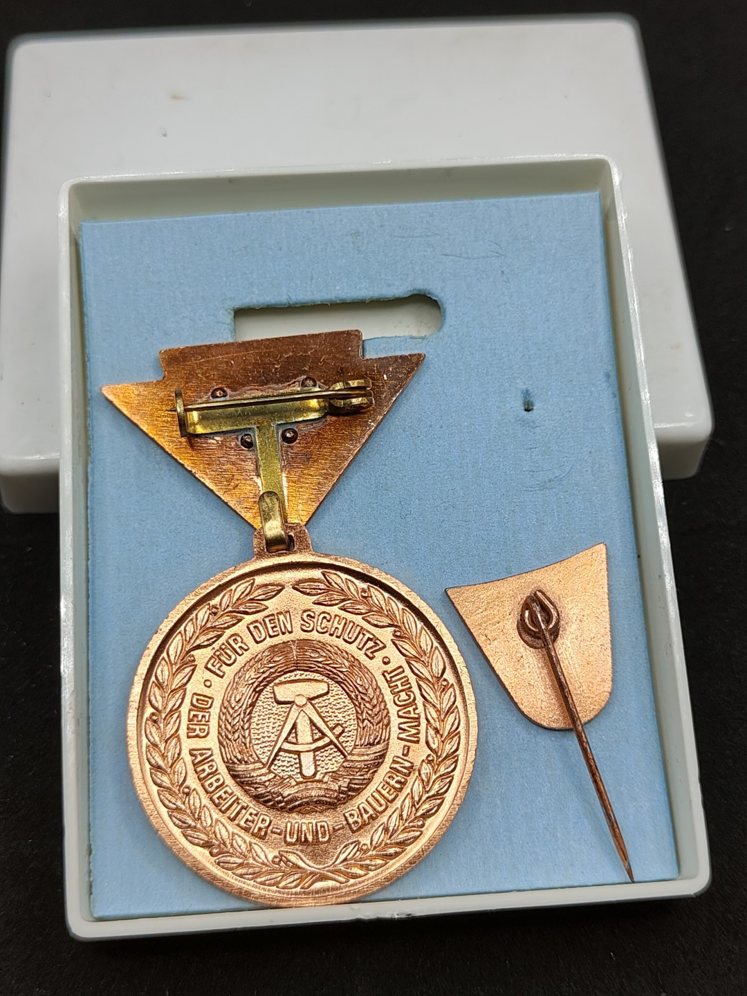 全场0元起拍 第48期 咸鱼国勋章拍卖专场 4月19日（周三）下午6：00开始 东德预备役证章 带略章