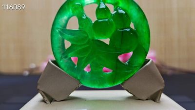 龙石种帝王绿翡翠镂空挂件，整料雕刻，水头超好，超级完美，起莹光 龙石种帝王绿翡翠镂空挂件，整料雕刻，水头超好，超级完美，起莹光