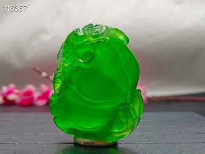 超大超厚顶级龙石种帝王绿翡翠“年年有余”挂件，整料雕刻，莹光感超强，水头超好，超级完美，重77.7克 超大超厚顶级龙石种帝王绿翡翠“年年有余”挂件，整料雕刻，莹光感超强，水头超好，超级完美，重77.7克