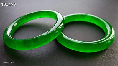 龙石种帝王绿翡翠手镯一对，水头超好，超级完美80.7/78.9 龙石种帝王绿翡翠手镯一对，水头超好，超级完美80.7/78.9