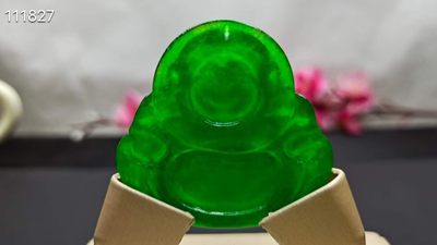 冰种帝王绿翡翠弥勒佛挂件，整料雕刻，水头超好，完美 冰种帝王绿翡翠弥勒佛挂件，整料雕刻，水头超好，完美