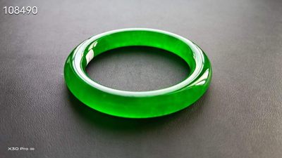 龙石种帝王绿翡翠手镯一对，水头超好，超级完美80.7/78.9 龙石种帝王绿翡翠手镯一对，水头超好，超级完美80.7/78.9