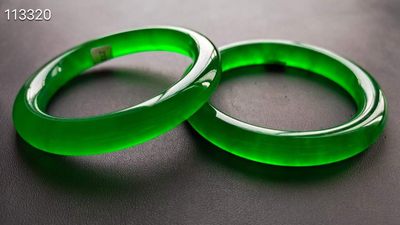 龙石种帝王绿翡翠手镯一对，水头超好，超级完美，重73.5/78克 龙石种帝王绿翡翠手镯一对，水头超好，超级完美，重73.5/78克