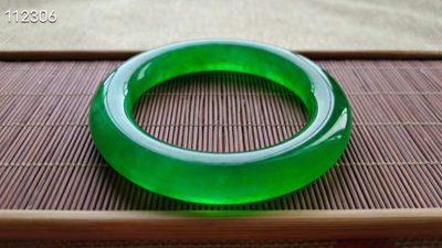 龙石种帝王绿翡翠手镯一对，水头超好，超级完美，114.5/111.4 龙石种帝王绿翡翠手镯一对，水头超好，超级完美，114.5/111.4