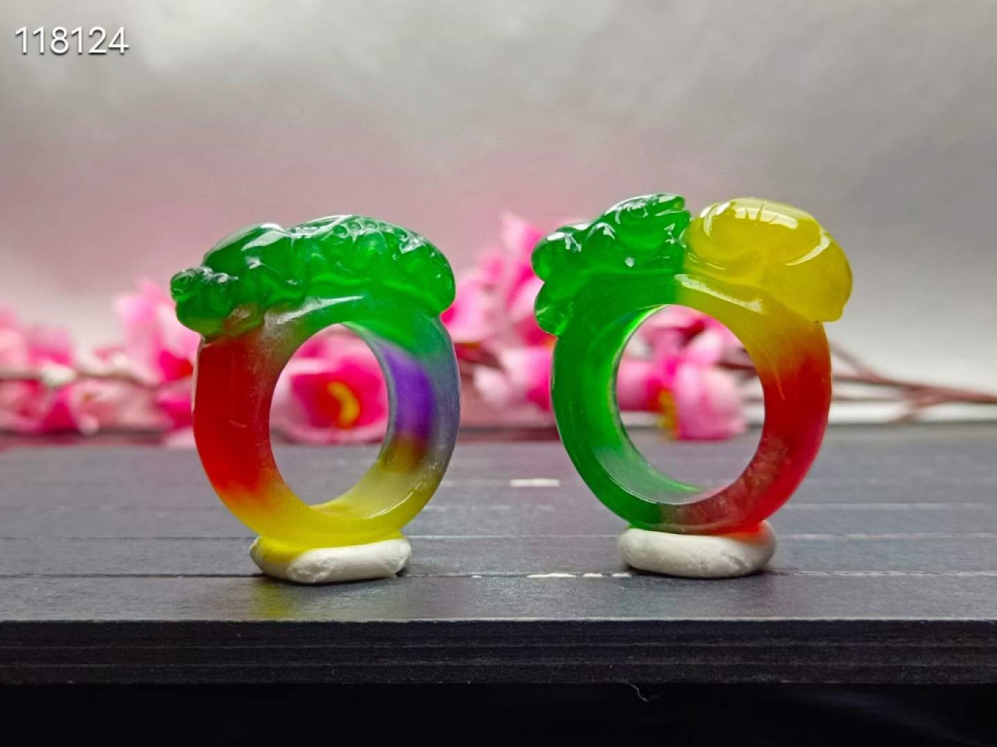 顶级龙石种多彩翡翠雕花马鞍戒指，水头超好，超级完美，整料雕刻
