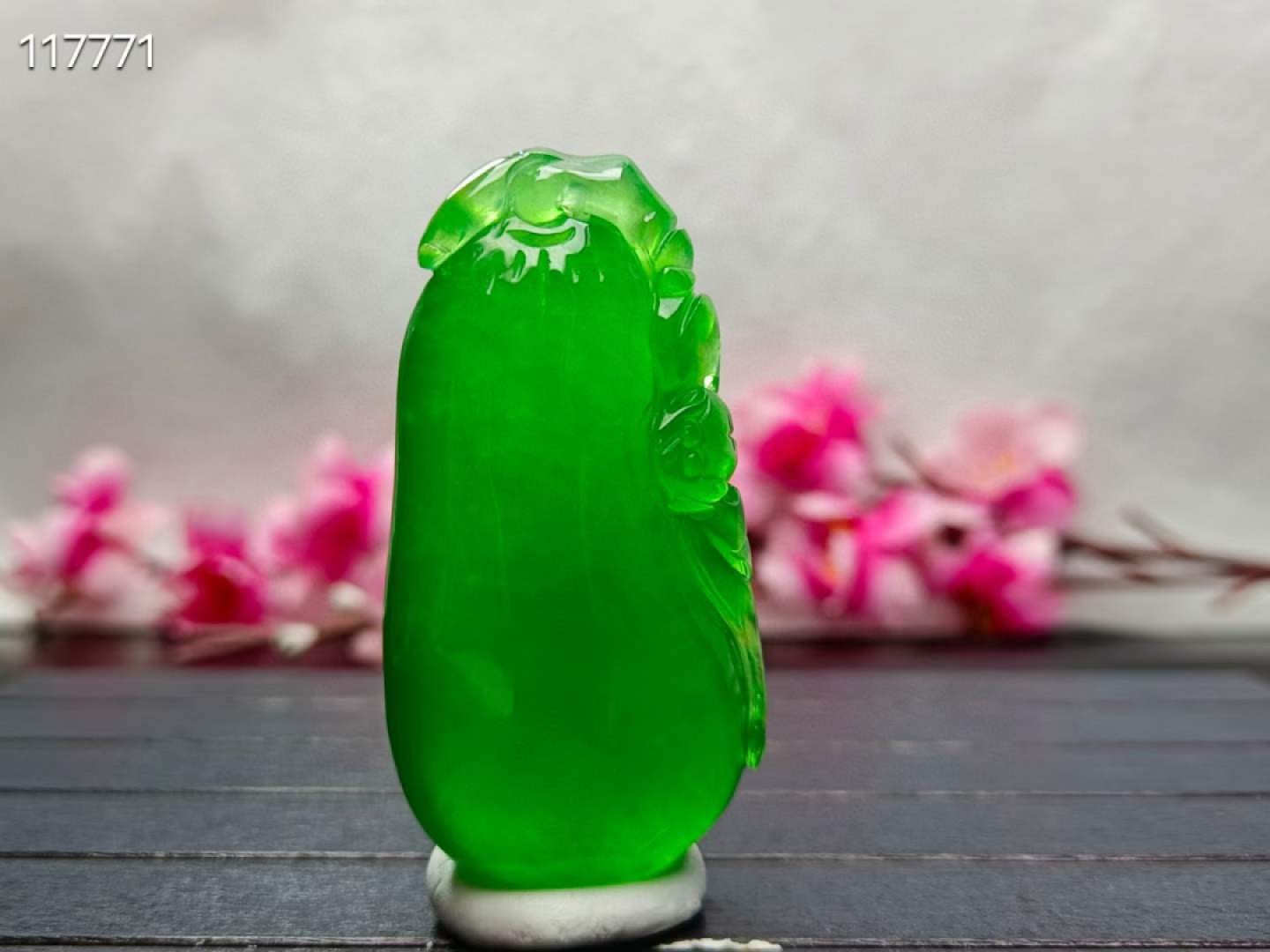 顶级龙石种帝王绿翡翠挂件，水头超好，整料雕刻，超级完美，莹光感超强，重54.3克