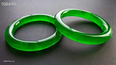 龙石种帝王绿翡翠手镯一对，水头超好，超级完美80.7/78.9 龙石种帝王绿翡翠手镯一对，水头超好，超级完美80.7/78.9